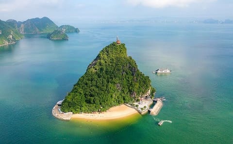Halong Bay Full-Day Cruise with Lunch and Island Visit