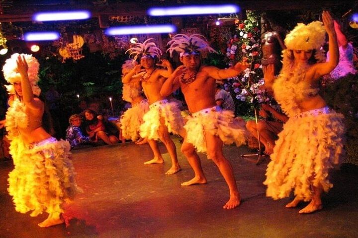 Dinner at a Typical Chilean Restaurant with a Traditional Dance Show in Santiago