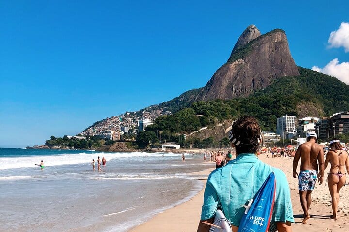 This is the famous Pedra do arpoador, where everyone gathers around to see the bestshow that Rio has to offer
