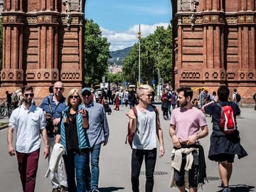 Photography Session at Arc de Triomf in Barcelona