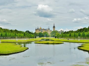 Schwerin Essentials: Castle, Cathedral & Old Town Highlights