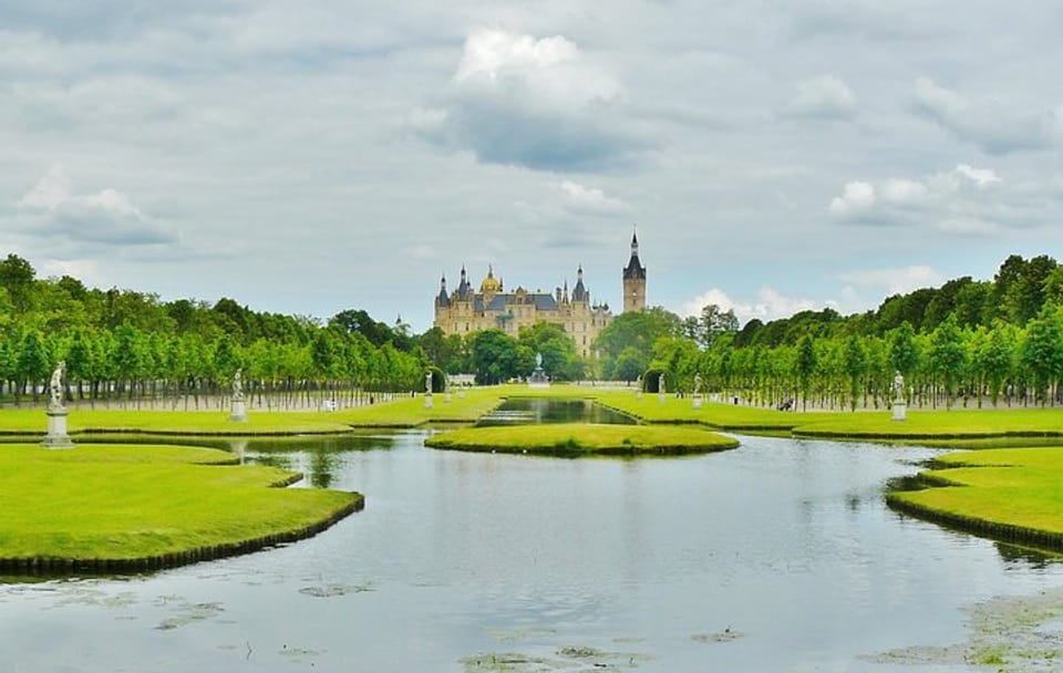 Schwerin Walking Tour: Castle, Cathedral, and Old Town Highlights