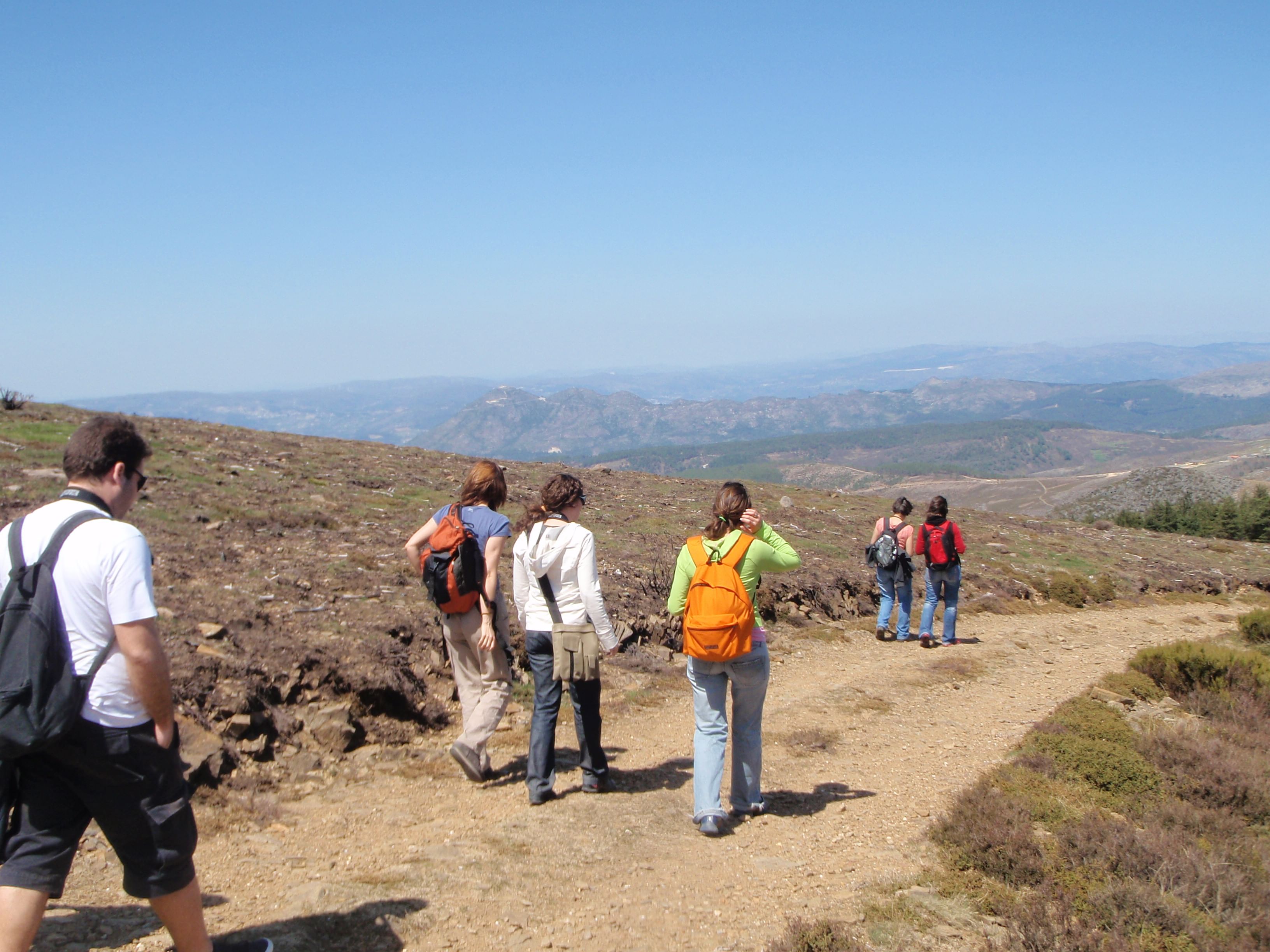 Un grupo de personas recorre un sendero en Serra do Alvão