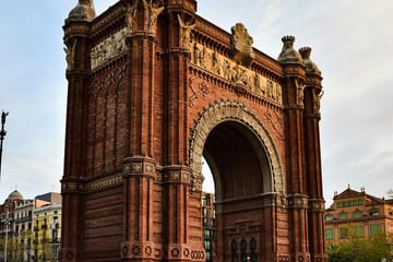 Photography Session at Arc de Triomf in Barcelona