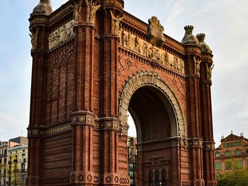 Photography Session at Arc de Triomf in Barcelona
