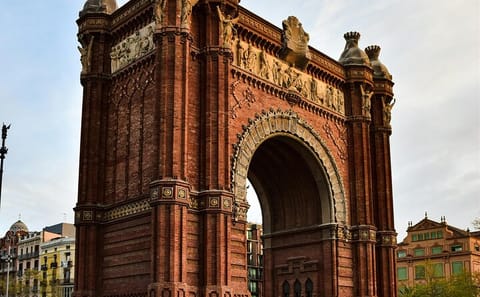 Photography Session at Arc de Triomf in Barcelona