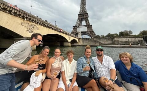 Luxury Eiffel Tower Lunch and Seine Cruise in Paris