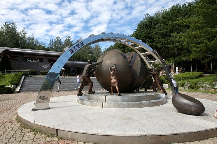 airport pickup, Seoul culture tour, Seoul first‑time visitors,Seoul private tour,hotel pickup, Seoul small group,family‑friendly Seoul,wheelchair accessible Seoul tour,N Seoul Tower,Custom itinerary