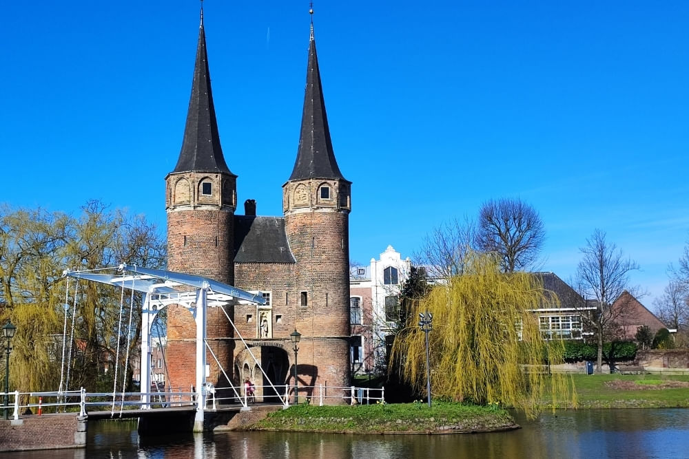 Historic view of Oostpoort along the route of the Delft scavenger hunt City Detective.