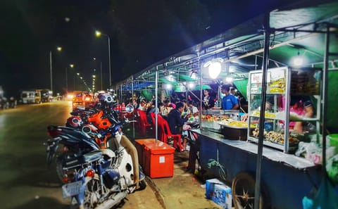 Explore Evening Local Culture Food Tour (100% Locals Tasting)