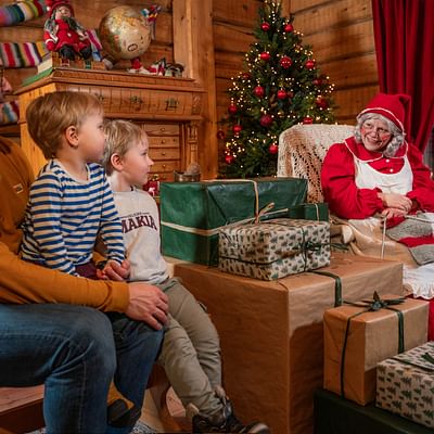 Entrada a la Cabaña de Navidad de la Sra. Claus – Verano 2025