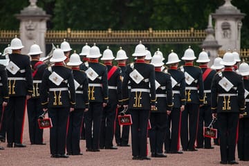 Guided London Tour with Changing of the Guard Ceremony