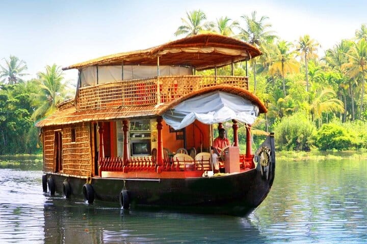 Houseboat Excursion - Chuttibaaz.com