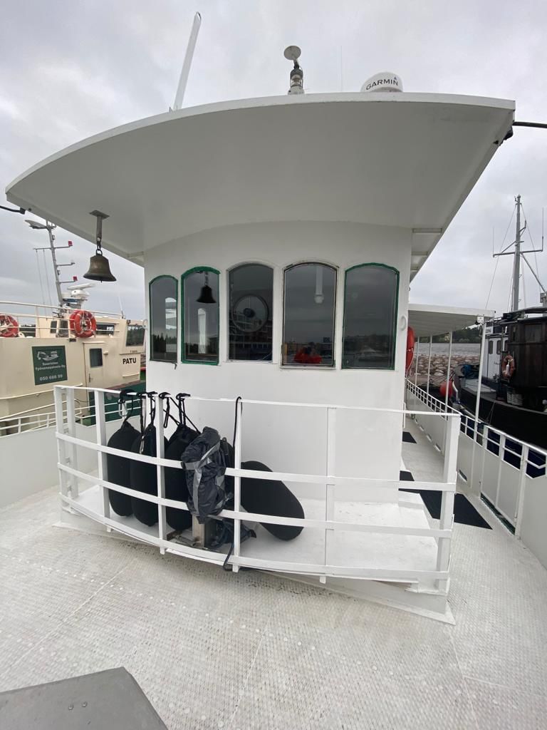 Moottoriveneen etukansi Helsingissä