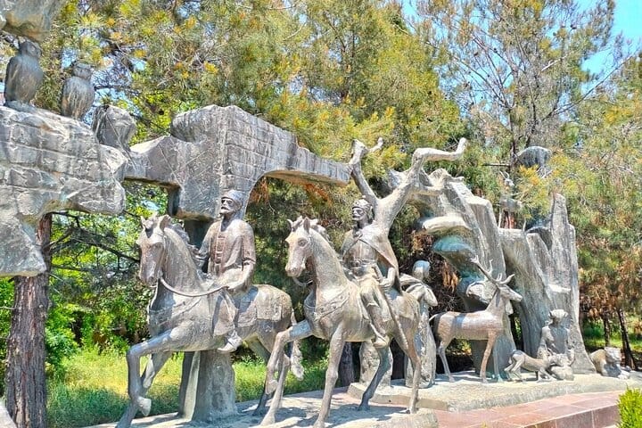 Nizami_Ganjavi_mausoleum_in_Ganja,_Azerbaijan_Ganja_tour_Baku_Nizami_Ganjavi-VLA Travel-Khamsa-Xamsa-Xemse-01