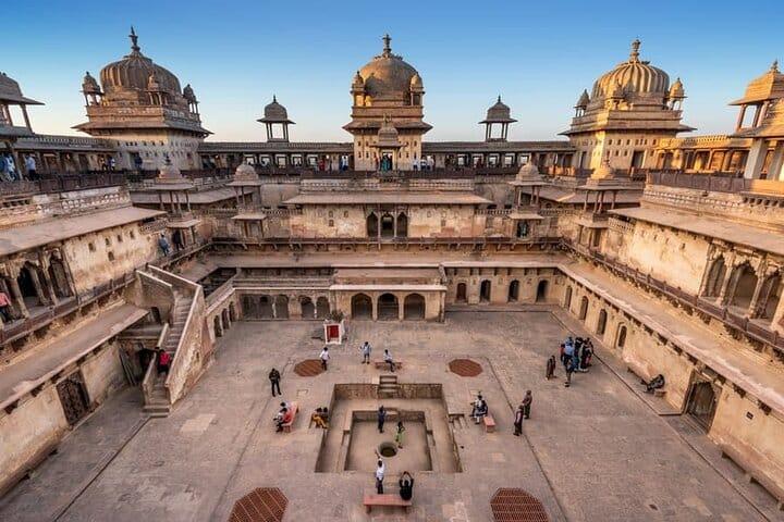 Ancient Caves, Forts, Taj & Temples Expedition