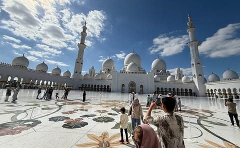Sheikh Zayed Grand Mosque Guided Tour in Abu Dhabi