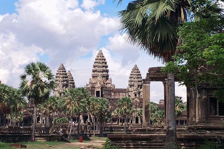 Private One Day Tour with Sunrise at Angkor Wat 3