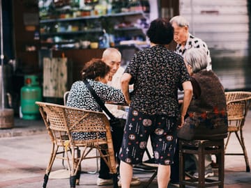 Chengdu Mahjong Experience with Multilingual Guide