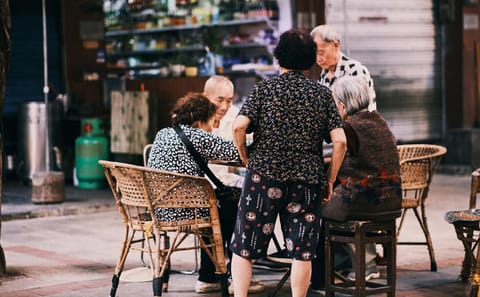 Chengdu Mahjong Experience with Multilingual Guide