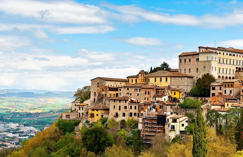 Explore Umbria's Hilltowns: Wine, History, and Scenic Drives