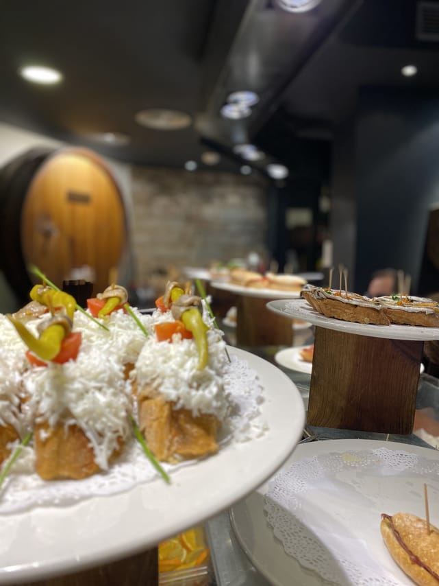 Snack in fron of the photo, in the back a big oak barrel