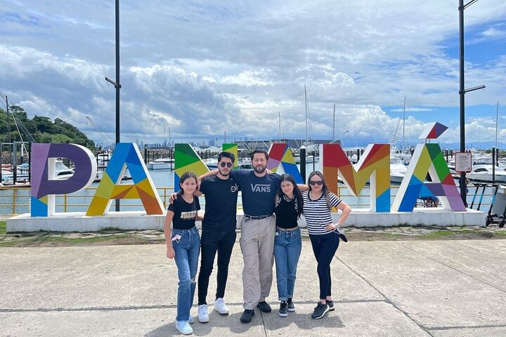 Grupo de visitantes en el icónico letrero de Panamá, lo más destacado del recorrido por la ciudad de Panamá