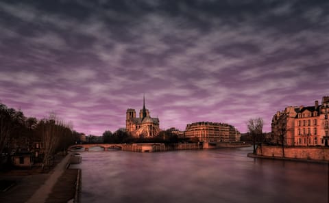 Private 24-Day Luxury Tour of Paris and France