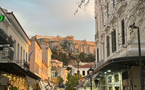 Private Car Tour of Athens' Key Landmarks and Acropolis