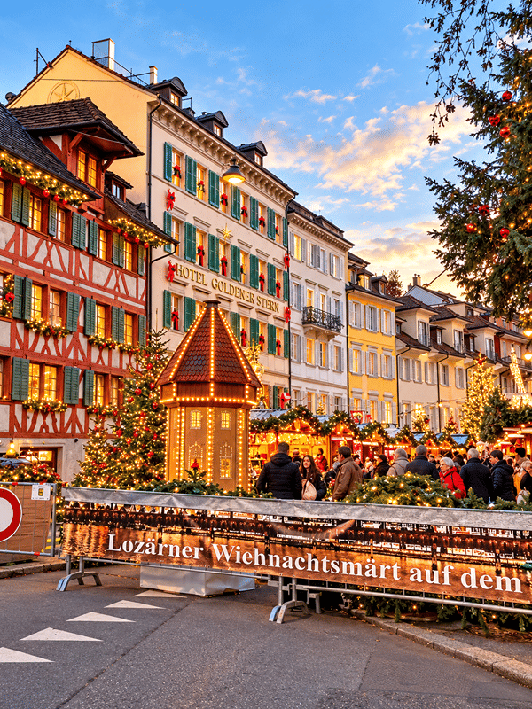 O mercado de Natal de Lucerna, na Franziskanerplatz, ao fim da tarde.