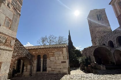 Explore Delphi, Ηοsios Loukas Monastery and Arachova village in a Full-Day Private Trip