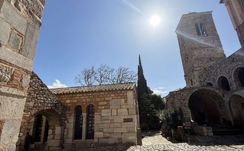 Private Full-Day Tour of Delphi, Arachova, and Hosios Loukas