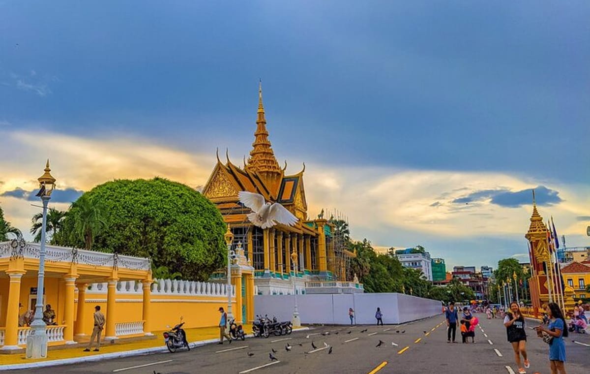 Koh Dach Silk Island and Phnom Penh Full Day Private Tour