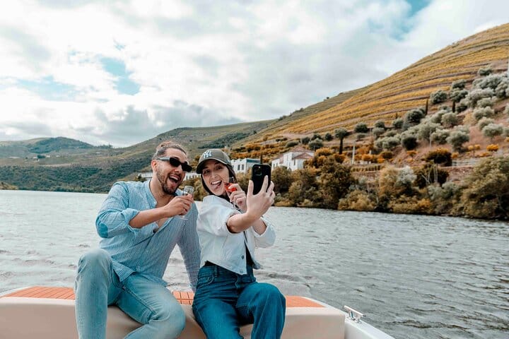 Douro Valley: 1h Solar Boat Experience Two Wine Tasting