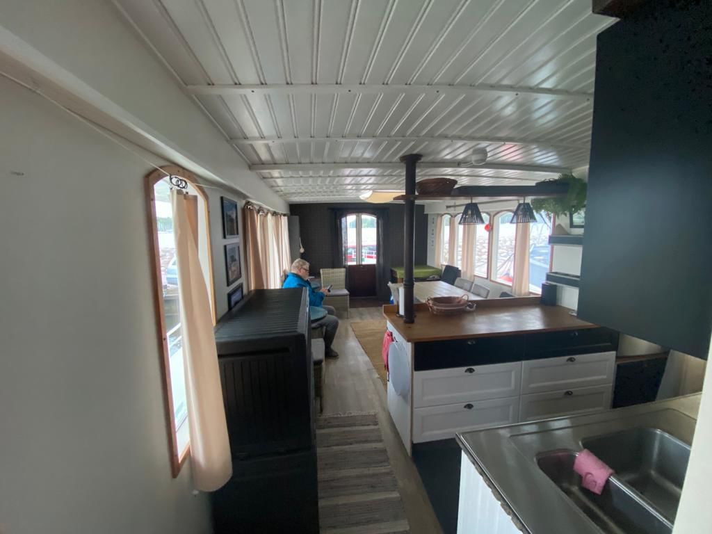 Lounaslaatikon moottoriveneen sisustus