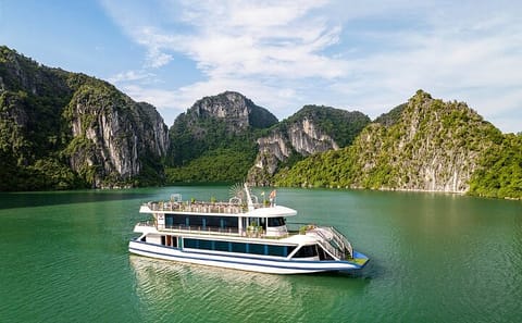 Hanoi : Ha Long Bay Luxury Cruise with Kayaking , Buffet Lunch