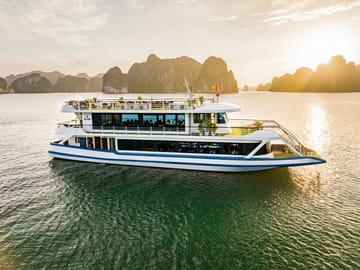 Halong luxury cruise boat