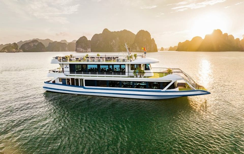 Halong Bay 5-Star Cruise with Buffet Lunch and Kayaking