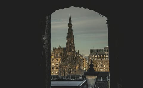 Edinburgh City Highlights Tour with Castle Visit