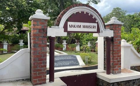 Mahsuri’s Tomb Cultural Village Plus Kilim Geo Park Mangrove Tour