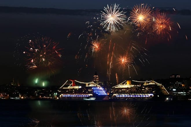 Istanbul: Bosphorus Dinner Cruise with Folk Dance and Live Performances photo 5