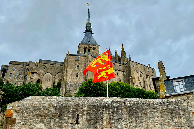 Private Mont Saint-Michel Trip by Mercedes from Paris with Lunch.