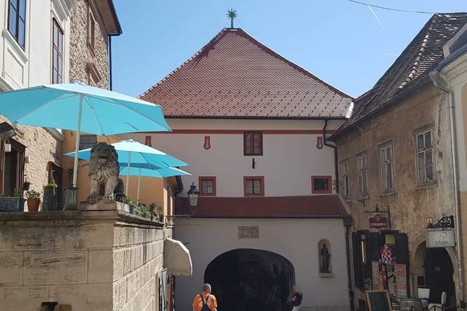 Private Zagreb Walking Tour with WWII Tunnels and Funicular Ride 7