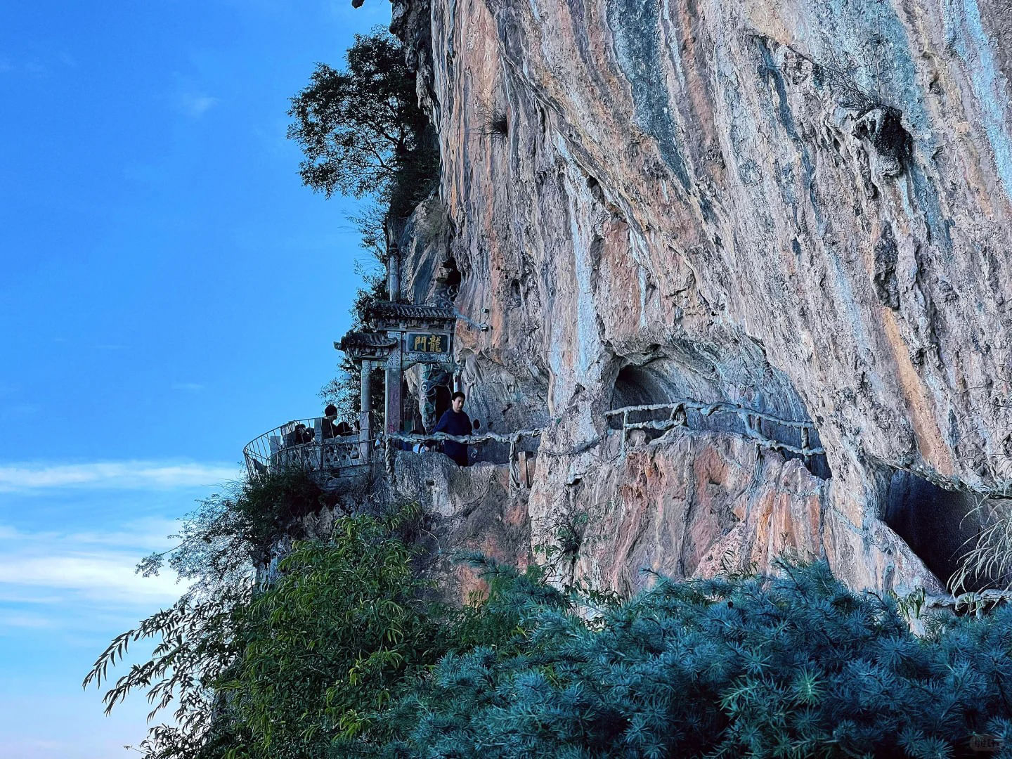 Longmen grotto located in the middle of western hills, have more than 600 years history