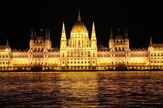 Budapest Danube evening cruise and private arrival airport transfer supersaver ! 7