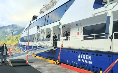 Private Transfer from San Antonio Pier to Airport with Vineyard Lunch