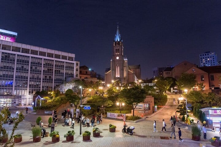 VIP meet‑and‑greet: name board in hotel lobby