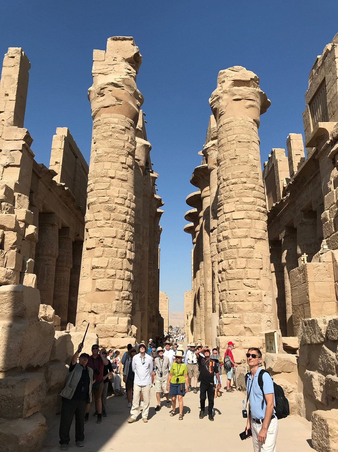 Turistas bajo columnas en el templo de Karnak