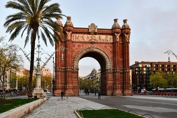 Photography Session at Arc de Triomf in Barcelona