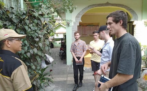 Yogyakarta Walking Tour with Batik Workshop and Local Cuisine